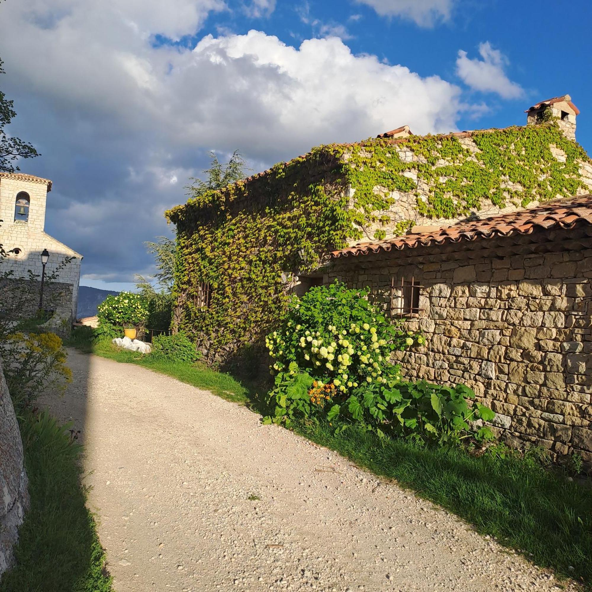 Bed and Breakfast Les Roses Tremieres Bargème Exterior foto